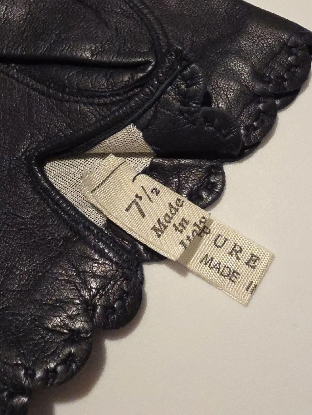 Black Leather Gloves with Scalloped Edge